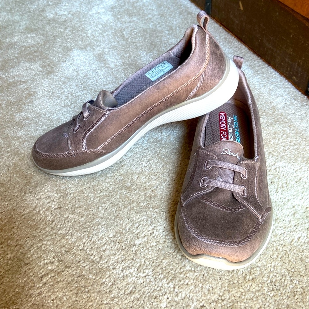 Sketchers woman’s loafer. Memory foam. NEVER WORN. Size 7.5